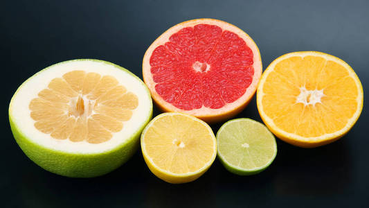 深色背景下不同柑橘类水果的切块