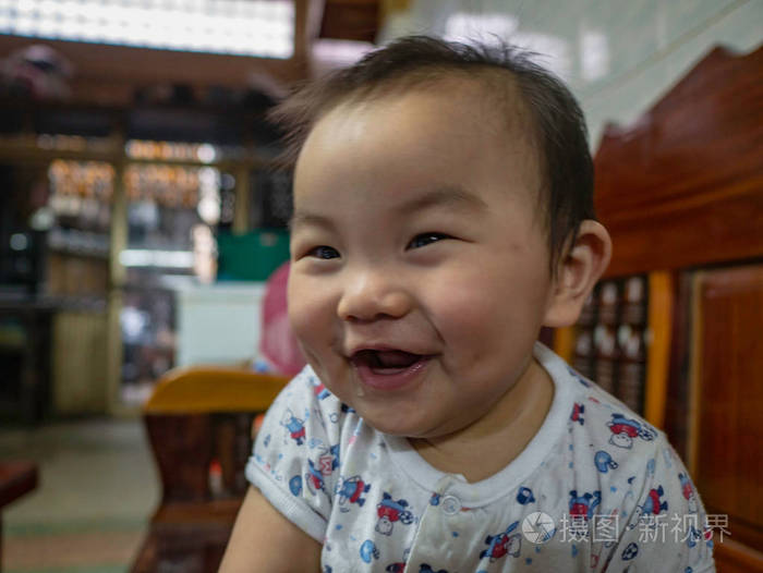 可爱英俊的亚洲男孩宝宝在家里笑得很开心