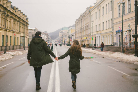 年轻夫妇异性恋男孩和女孩的白种人相爱的夫妇走在欧洲国家中心城市的中间道路上的分裂车道。 爱情和浪漫的主题。