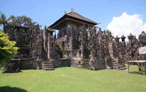 普拉贝吉桑西特是一座巴厘岛寺庙，位于印度尼西亚巴厘岛的桑西特布莱伦。 德维斯里，尤其受到该地区的尊敬。