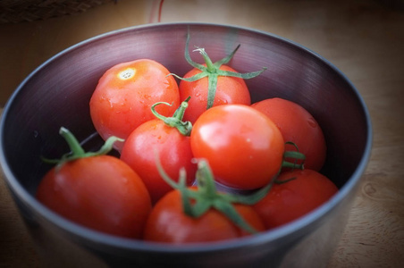 在金属碗里闭上视野西红柿。