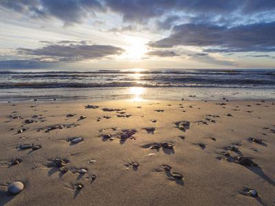 美丽的日落在丽特瓦克莱佩达波罗的海的沙滩上