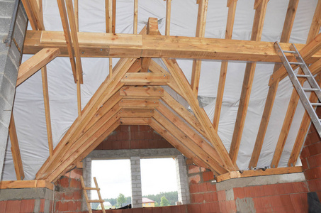 阁楼窗户和屋顶桁架建筑与Woden梁和防水卷材。