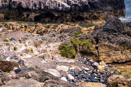 葡萄牙Oeiras的一个小岩石海滩