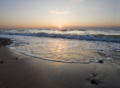 美丽的日落在丽特瓦克莱佩达波罗的海的沙滩上