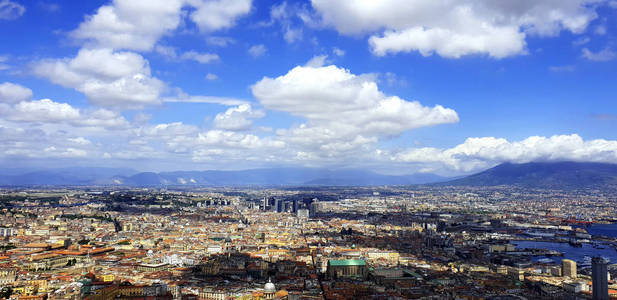 那不勒斯。 城市的景色。 夏日的云彩。