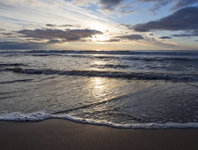 美丽的日落在波罗的海海滩的丽特瓦，克莱佩达