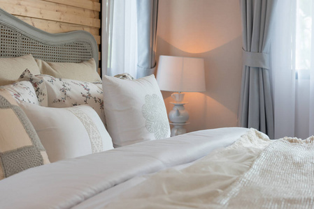 经典卧室风格，床上有一套枕头，白色色调的经典灯，室内设计装饰理念
