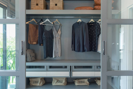 现代衣柜，挂在栏杆上的衣服，白色木制衣柜，室内设计理念
