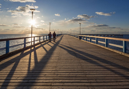 立陶宛克莱佩达波罗的海Palanga桥上的日落和度假者
