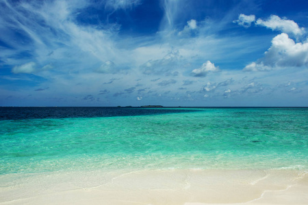 隐居的岛屿。天堂热带岛屿, 白色的沙子和清澈的水。景观