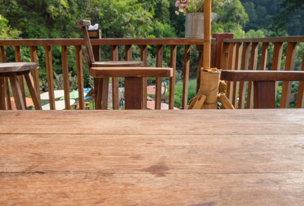 自然环境中的室外客厅木质桌面图片