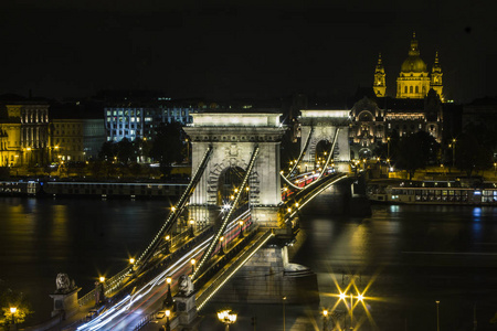 布达佩斯多瑙河和桥梁的夜景。 匈牙利
