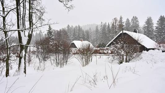 雪屋。 一个美丽的冬季景观概念与建筑和雪。