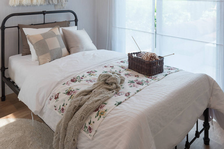 经典卧室风格，单人床和一套枕头，室内设计装饰理念