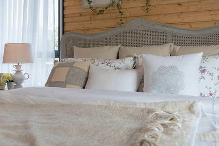 经典卧室风格，床上有一套枕头，经典台灯，白色色调，室内设计装饰理念