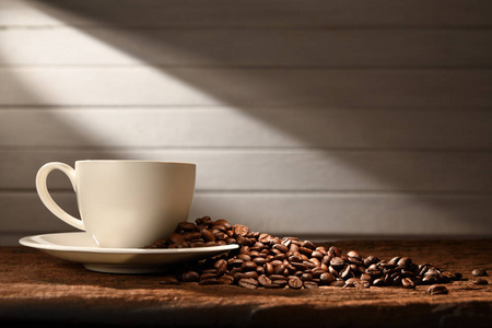 老式木制背景咖啡杯和咖啡豆
