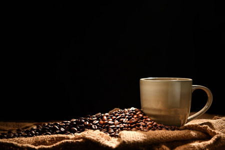 黑底咖啡杯和咖啡豆