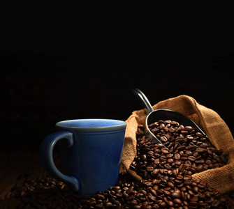 黑色背景咖啡和咖啡豆