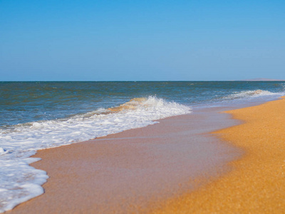 海边的日落。 由圆形贝壳组成的海滩