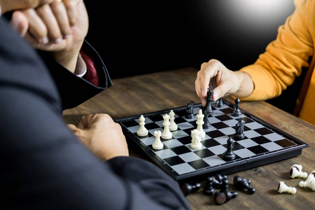 商人手中的移动棋人物在竞争棋局发展分析战略理念管理或领导理念