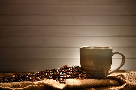 老式木制背景咖啡杯和咖啡豆