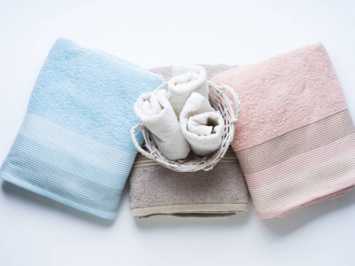 柔和的颜色干净折叠毛巾在白色