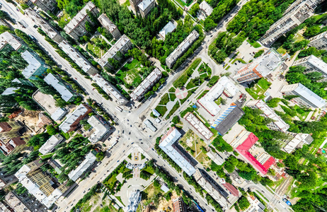 与空中城市景观 十字路口 道路 房屋 建筑物 公园及停车场。阳光灿烂的夏天全景图像