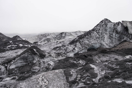 冰岛的Solheimajokull冰川显示了冰上的灰烬堆。