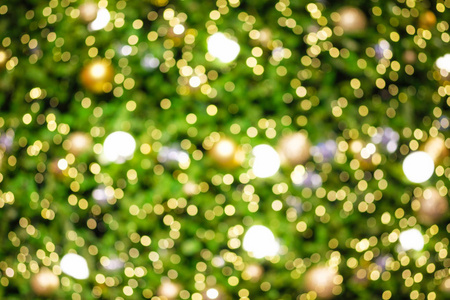 圣诞树上的灯光，在庆典背景上闪耀