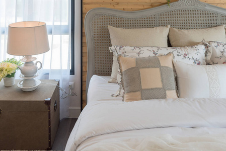 经典卧室风格，床上有一套枕头，白色色调的经典灯，室内设计装饰理念