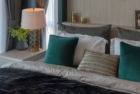 现代卧室，经典床上套枕头，室内装饰设计理念