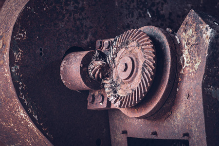 旧工业中生锈和金属齿轮的概念
