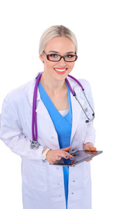 使用数字平板电脑和站在白色背景上的女医生。一个女医生