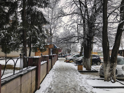 冬天的中午。人们在雪地里行走。雪街。巴库里亚尼山区滑雪胜地