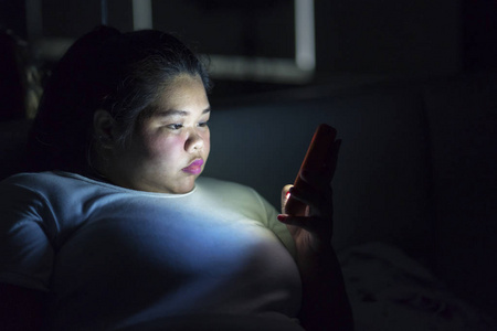 晚上睡觉前用手机睡觉时，让坐在床上的超重妇女靠近