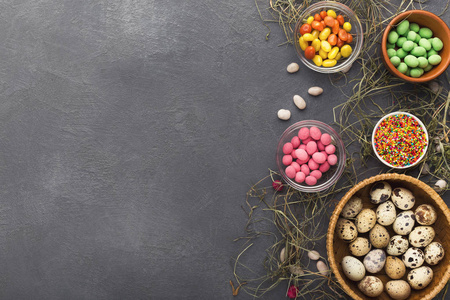 复活节节日问候背景, 五颜六色的糖果和鹌鹑蛋