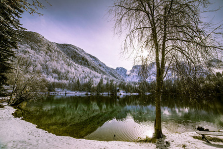 意大利阿尔卑斯山湖泊冬季的第一场雪