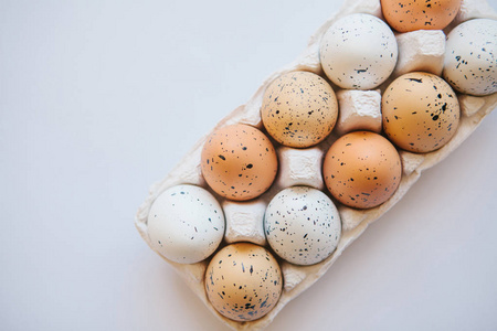 白色背景容器中的一组鸡蛋。复活节庆祝活动