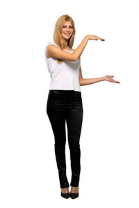 一位年轻的金发女子，手握着铜空间，在孤立的白色背景上插入一则广告