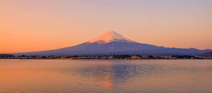 富士山的倒影，积雪覆盖在日出的早晨，日本山明子湖。 地标和受欢迎的旅游景点