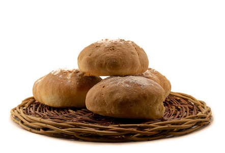 柳条木篮里的新鲜烤制自制面包
