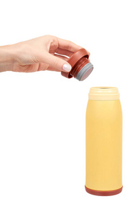 黄色金属热水瓶用于热饮料的旅行概念。 孤立于白色背景