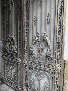 装饰，铁门的细节。铁制街道的装饰和装饰。古老的第比利斯建筑。