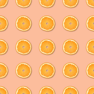 新鲜橙色切片无缝图案。 在橙色背景下关闭柑橘果实。 摄影棚摄影。