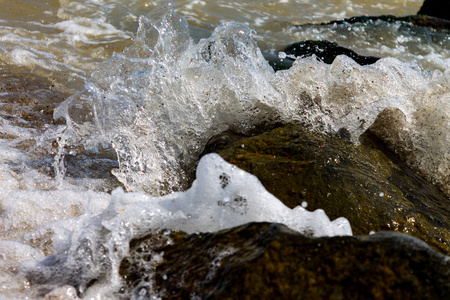 海边有石头，海水在岩石上拍打。 夏日的大海。