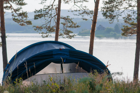 夏天在湖边松林的旅游帐篷