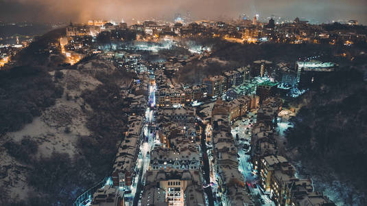 夜间城市景观的全景