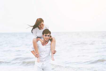 快乐的一对夫妇在夏天去热带沙滩度蜜月。