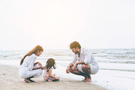 爸爸妈妈和孩子们的幸福家庭在夏天去热带沙滩度假。